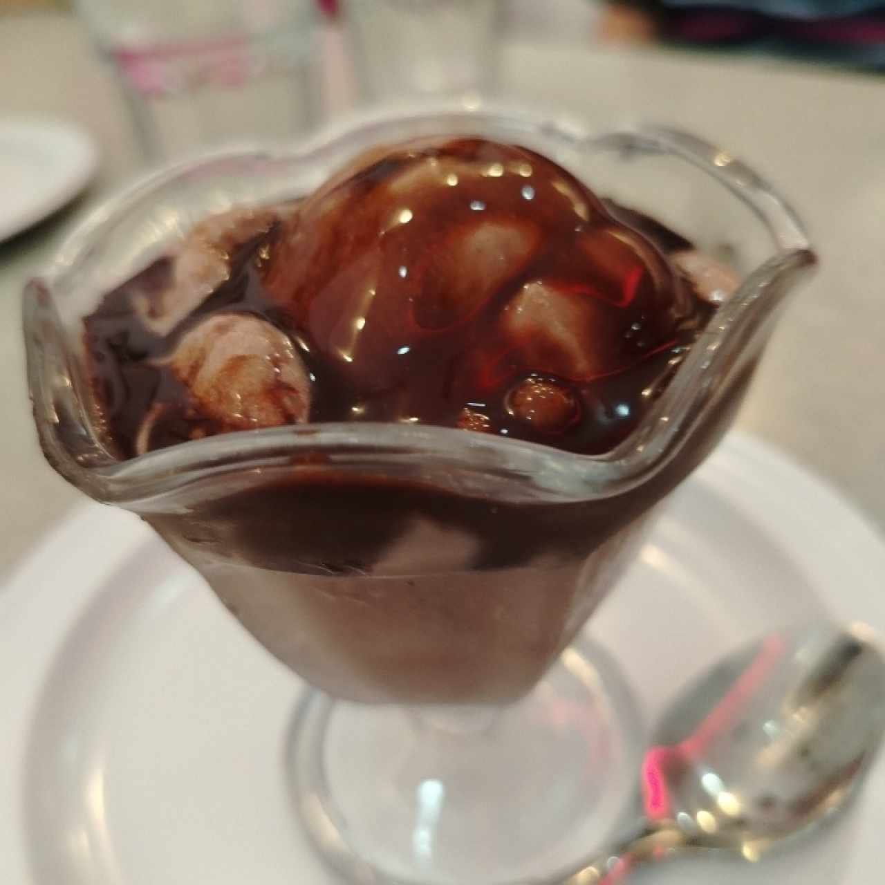 Postres - Helado de Copa chocolate con sirope de chocolate 