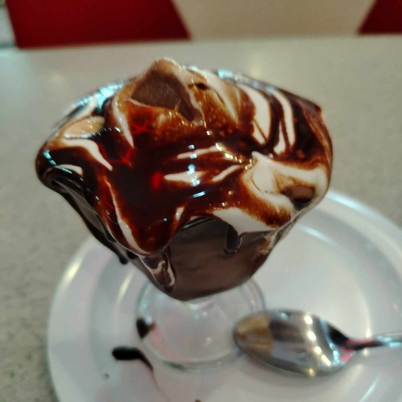 Helado de chocolate con sirope chocolate y malva 
