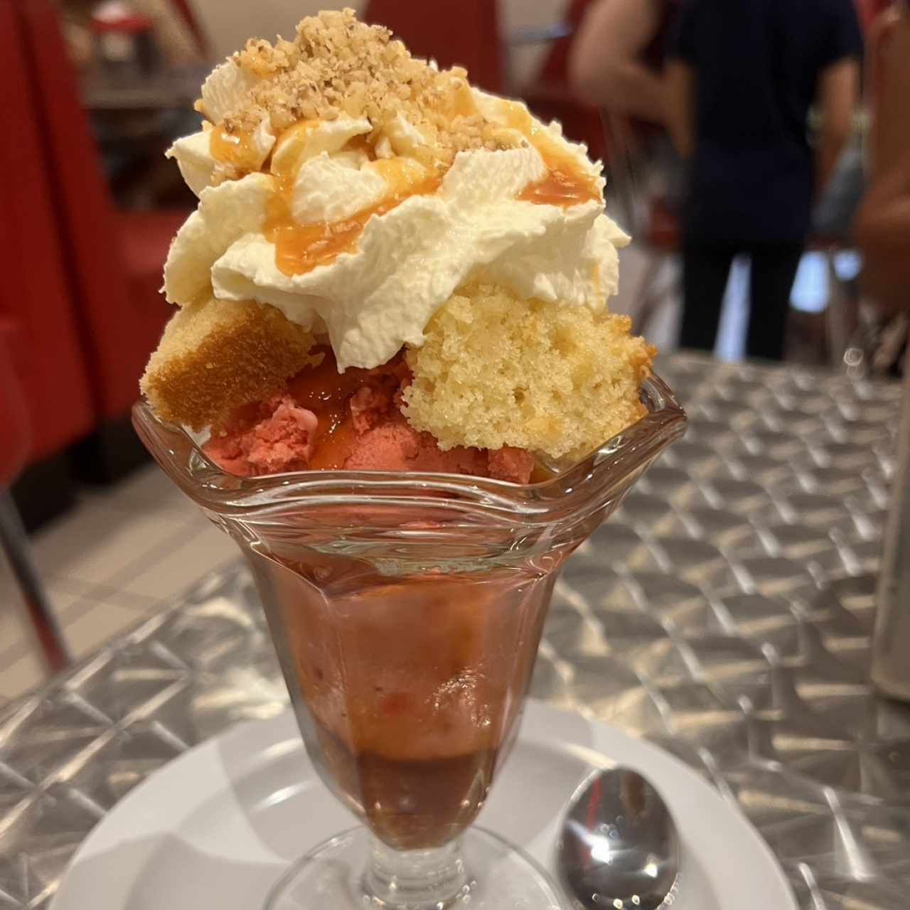 No me olvides con helado de cereza y caramelo 