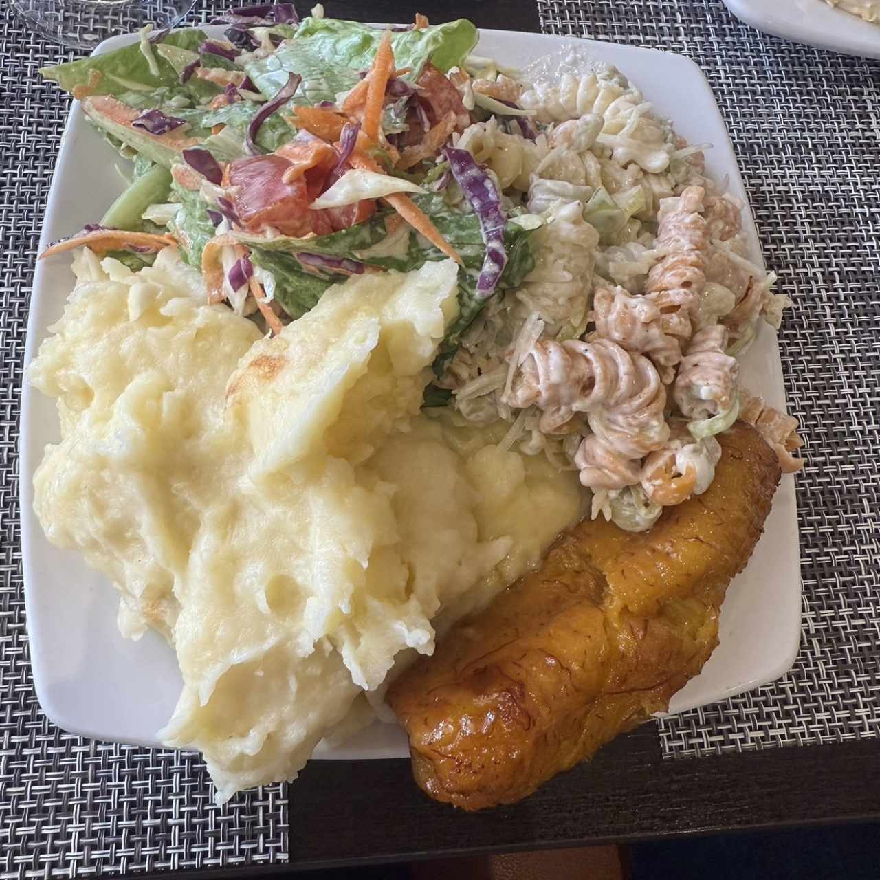 GUARNICION (Ensalada, papa, plátano maduro y arepa)