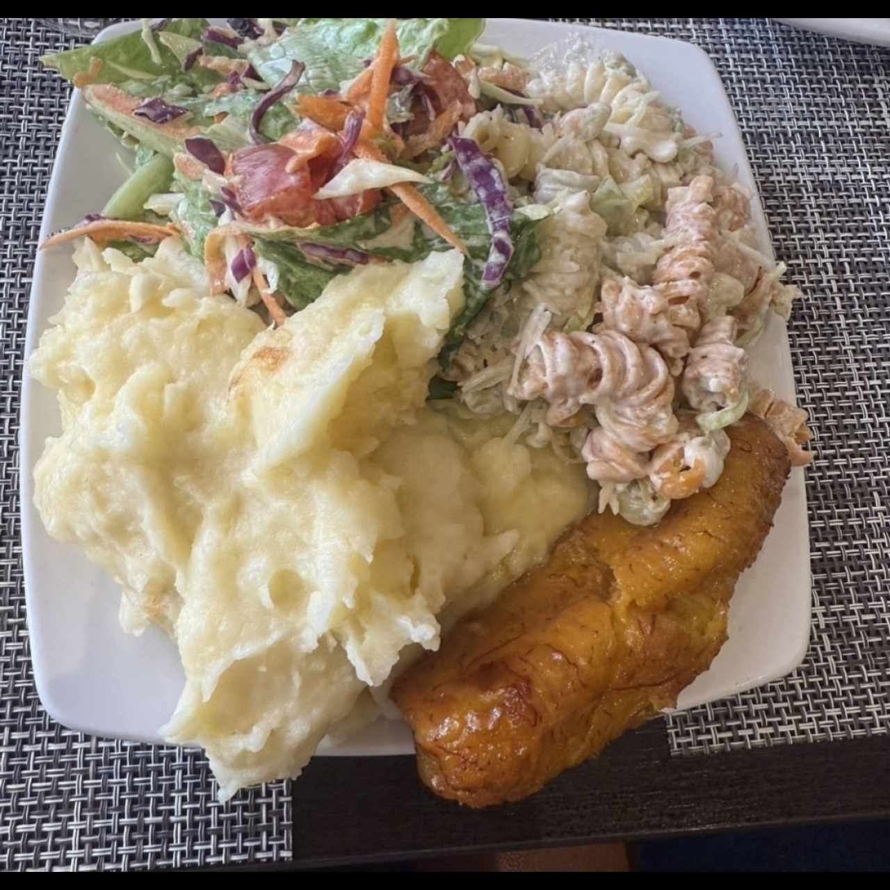 GUARNICION (Ensalada, papa, plátano maduro y arepa)