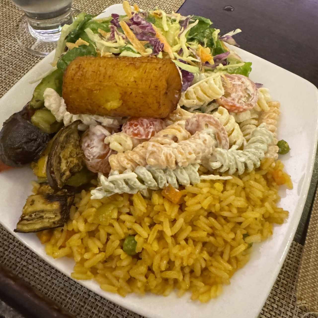 GUARNICION (Ensalada, papa, plátano maduro y arepa)