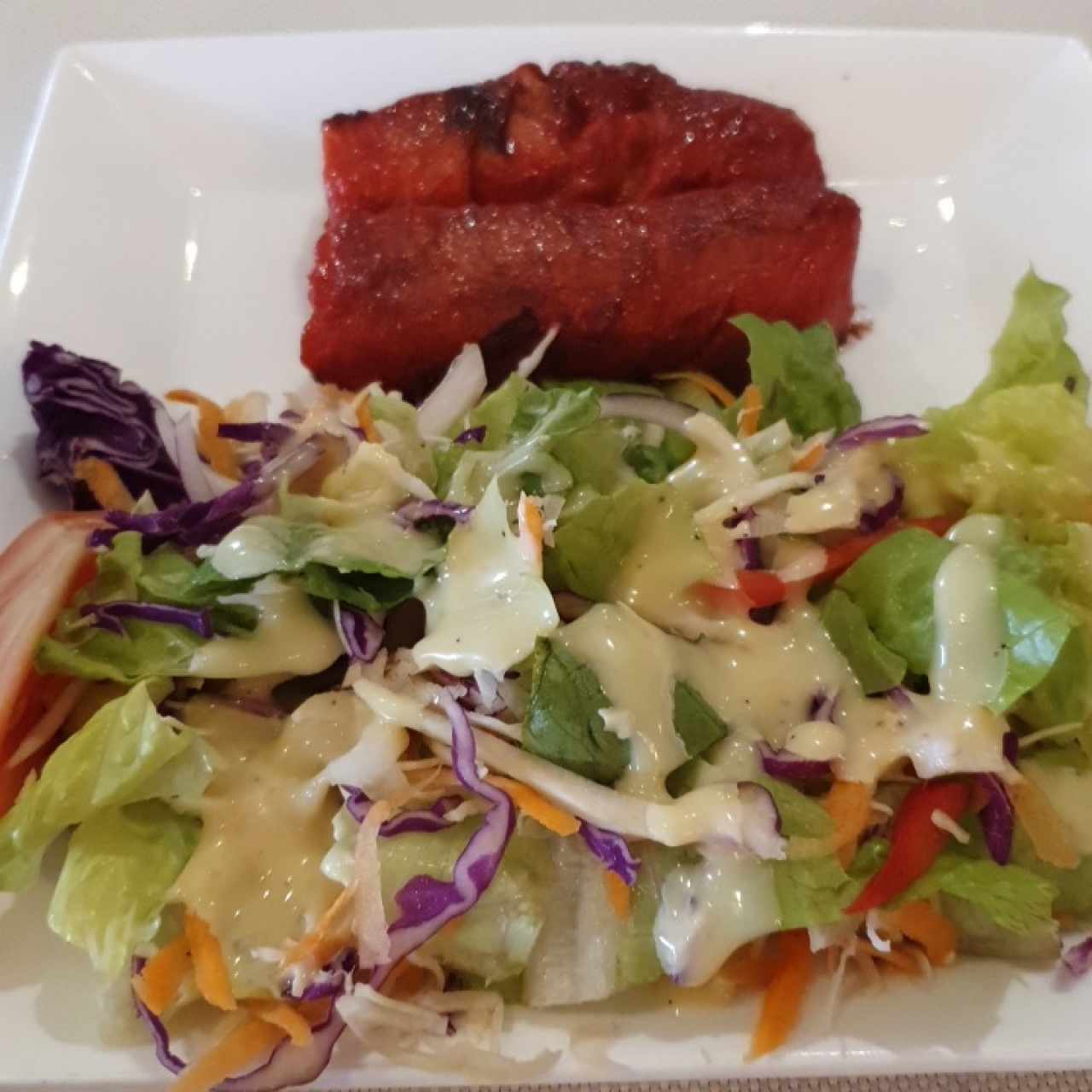 ensalada y plátanos maduros.