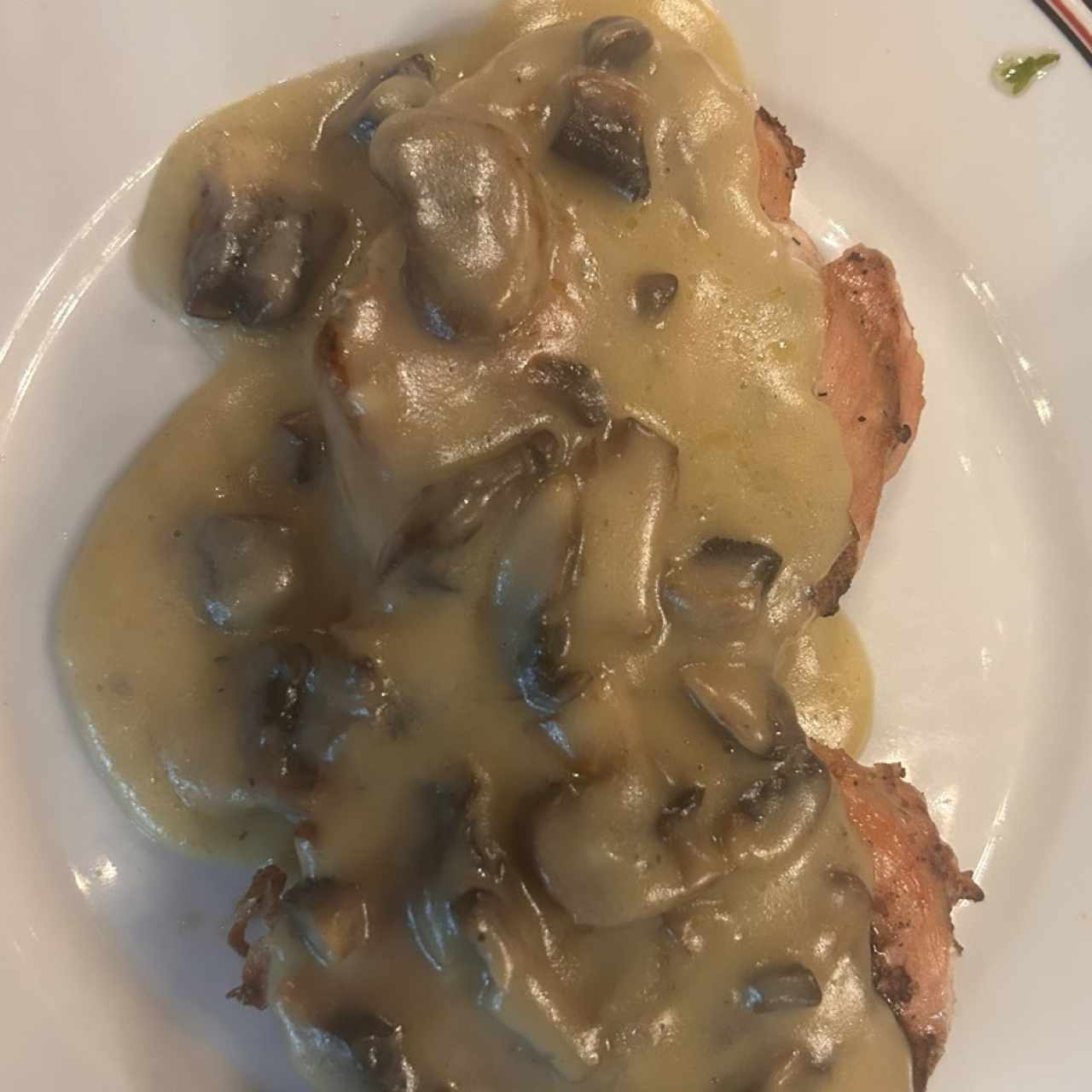 FILETE DE POLLO EN SALSA DE CHAMPIÑONES