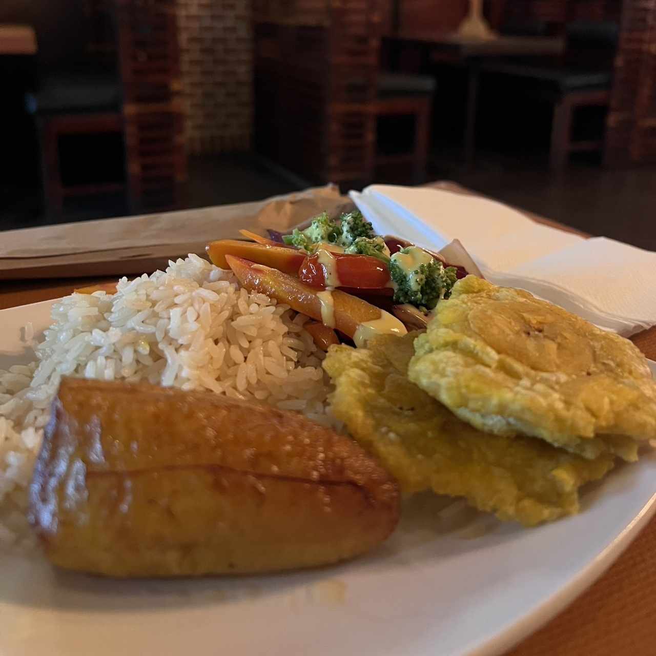 GUARNICION (Ensalada, papa, plátano maduro y arepa)