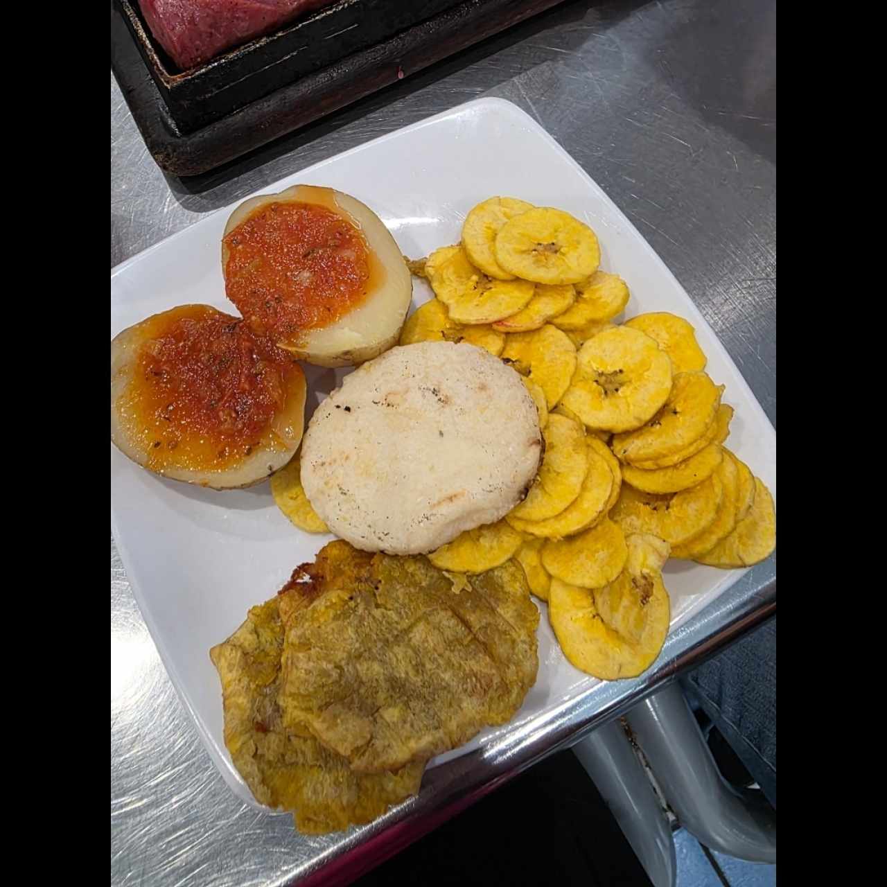 GUARNICION (Ensalada, papa, plátano maduro y arepa)