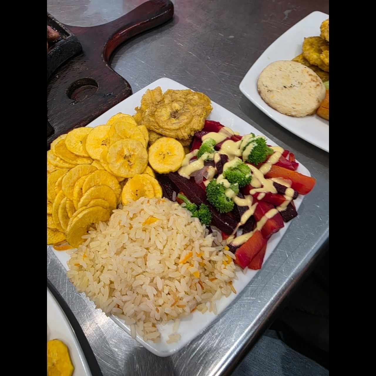 GUARNICION (Ensalada, papa, plátano maduro y arepa)