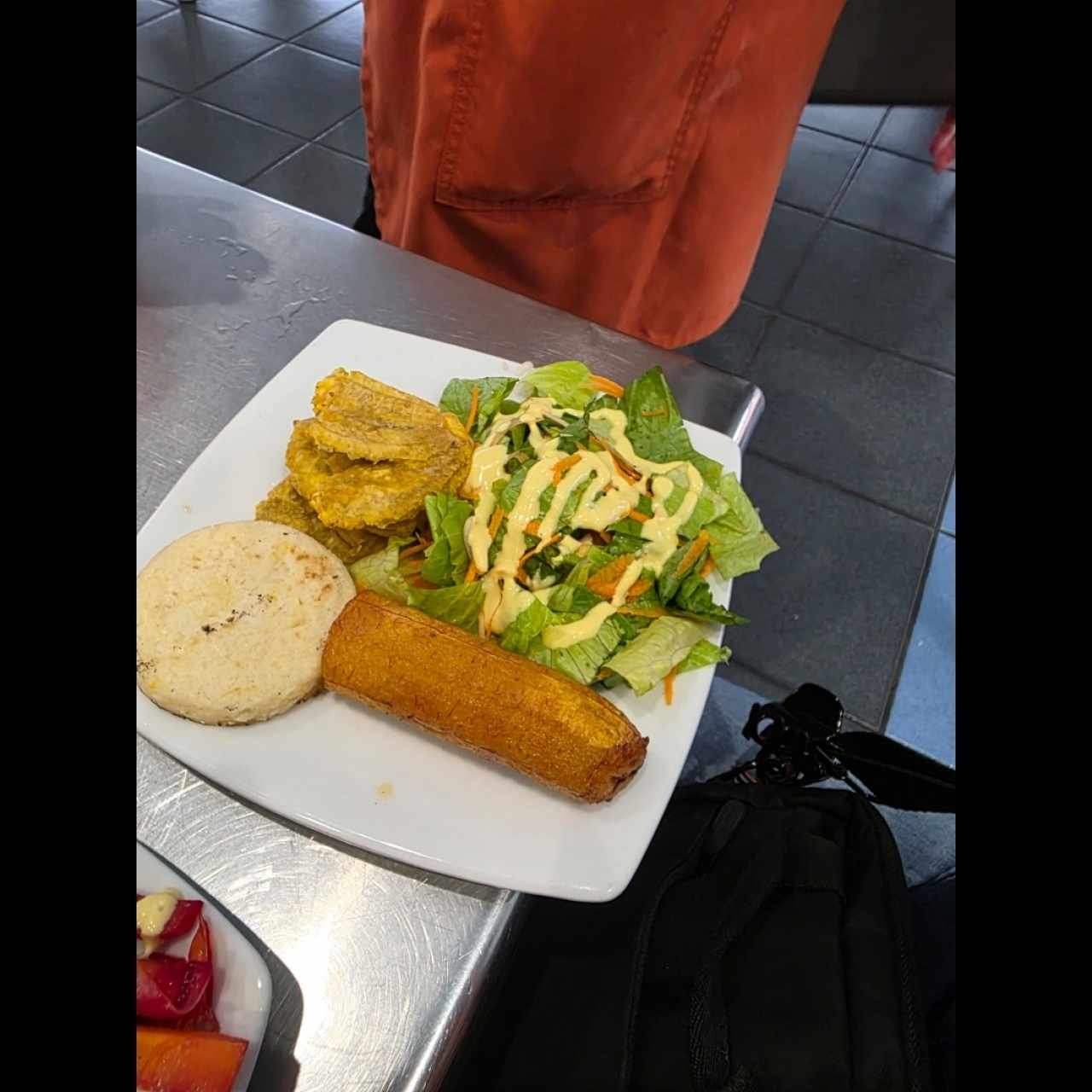 GUARNICION (Ensalada, papa, plátano maduro y arepa)