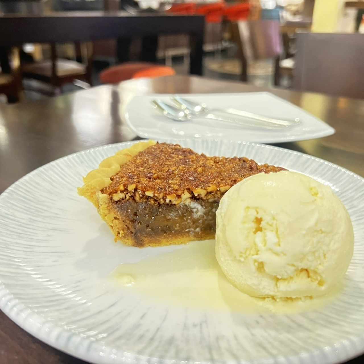 Pecan pie con helado de vainilla 