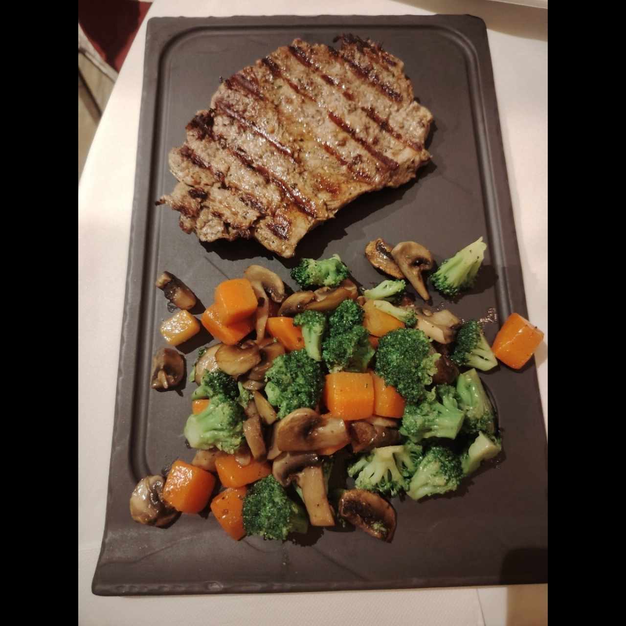 Filete a la Plancha acompañado de vegetales salteados 