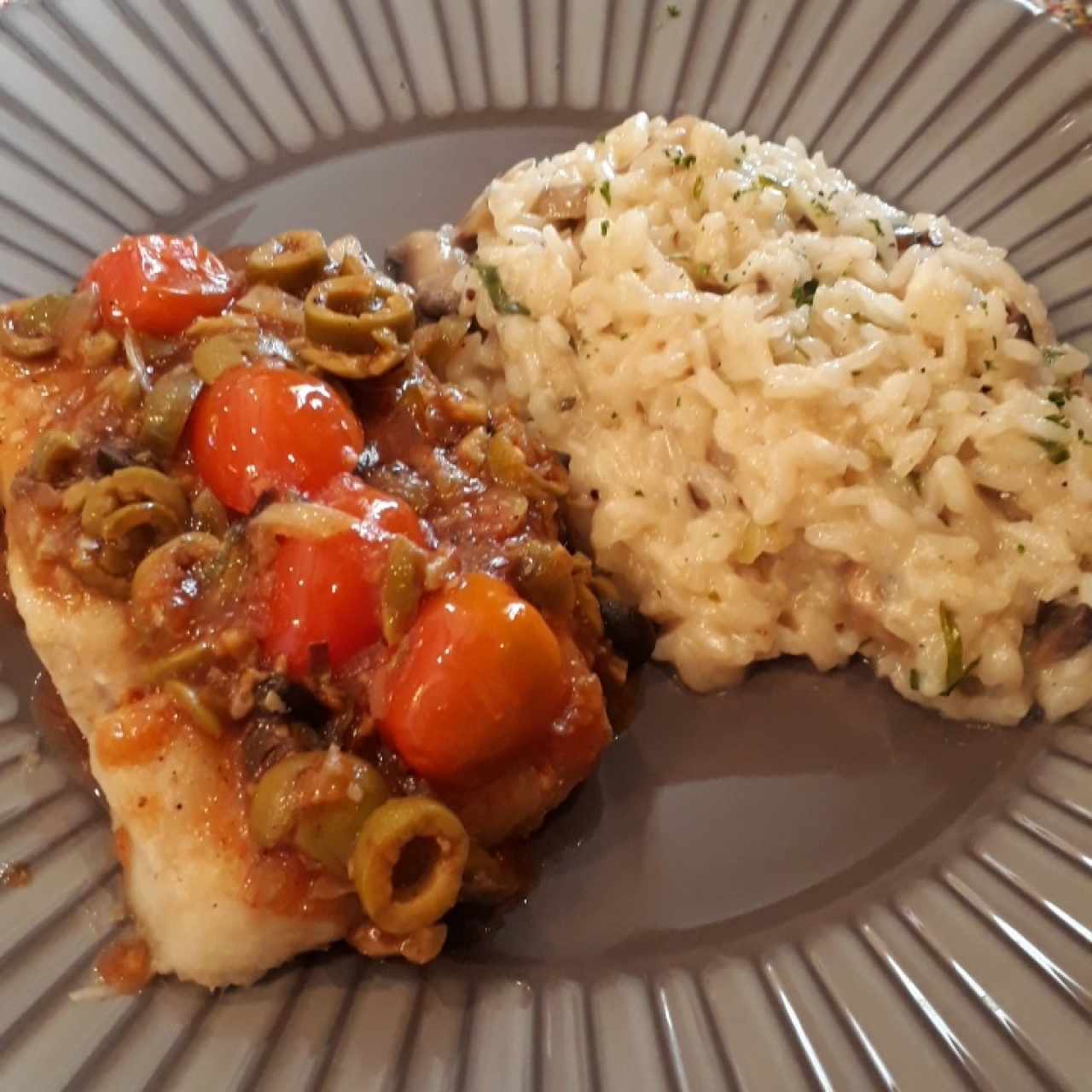 corvina mediterránea y risotto de hongos