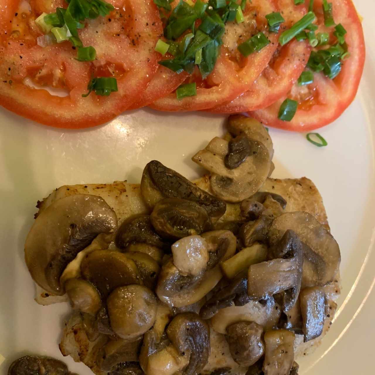 curvina con champiñones y tomates