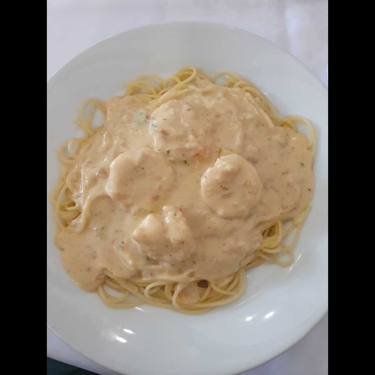 Pasta con langostinos en salsa blanca