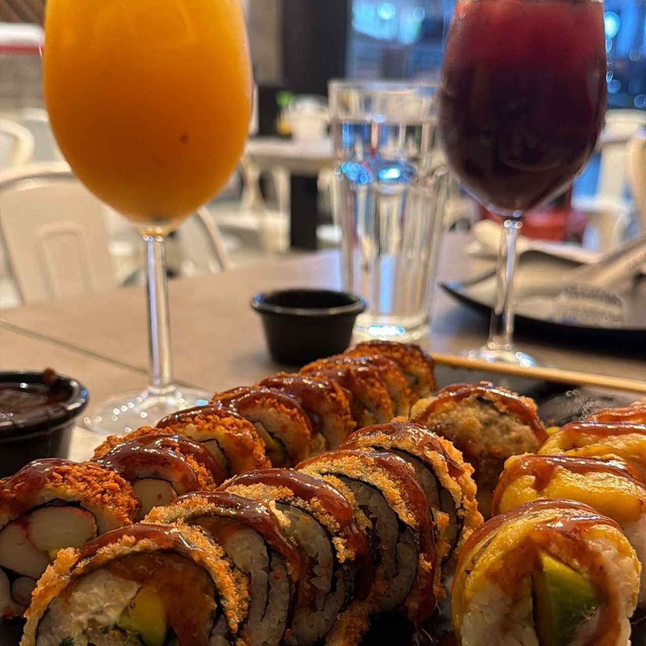 Apankado Roll, leyenda roll, kronchi roll con sangria de maracuya y tinta