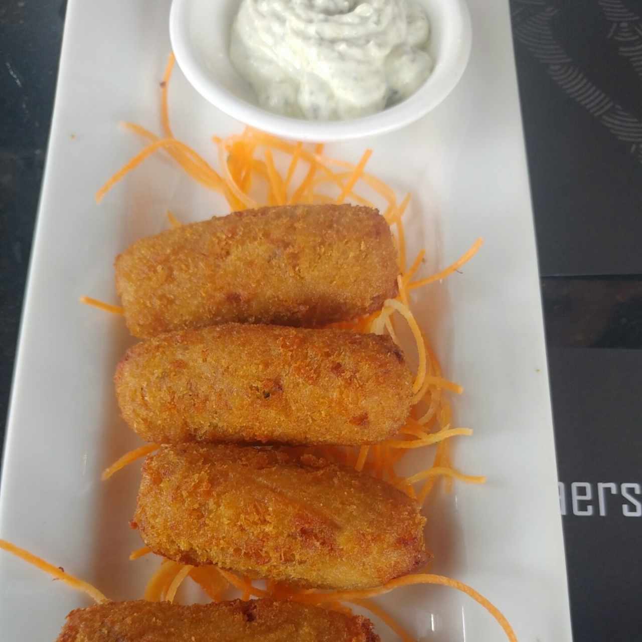 Entradas Calientes - Croqueta de Salmón