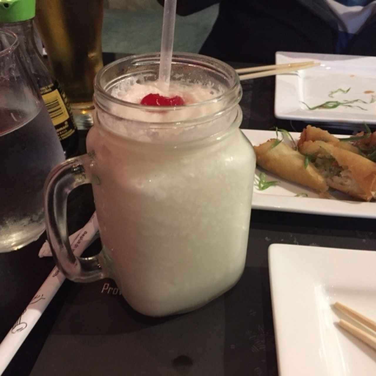Limonada Coco y spring rolls