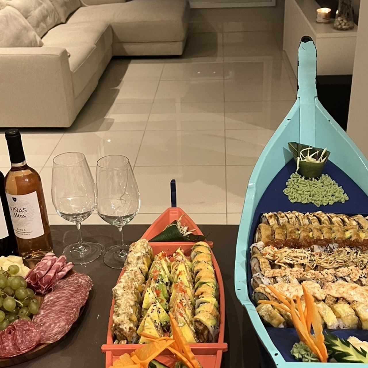 Opciones de sushi presentadoen en barcos