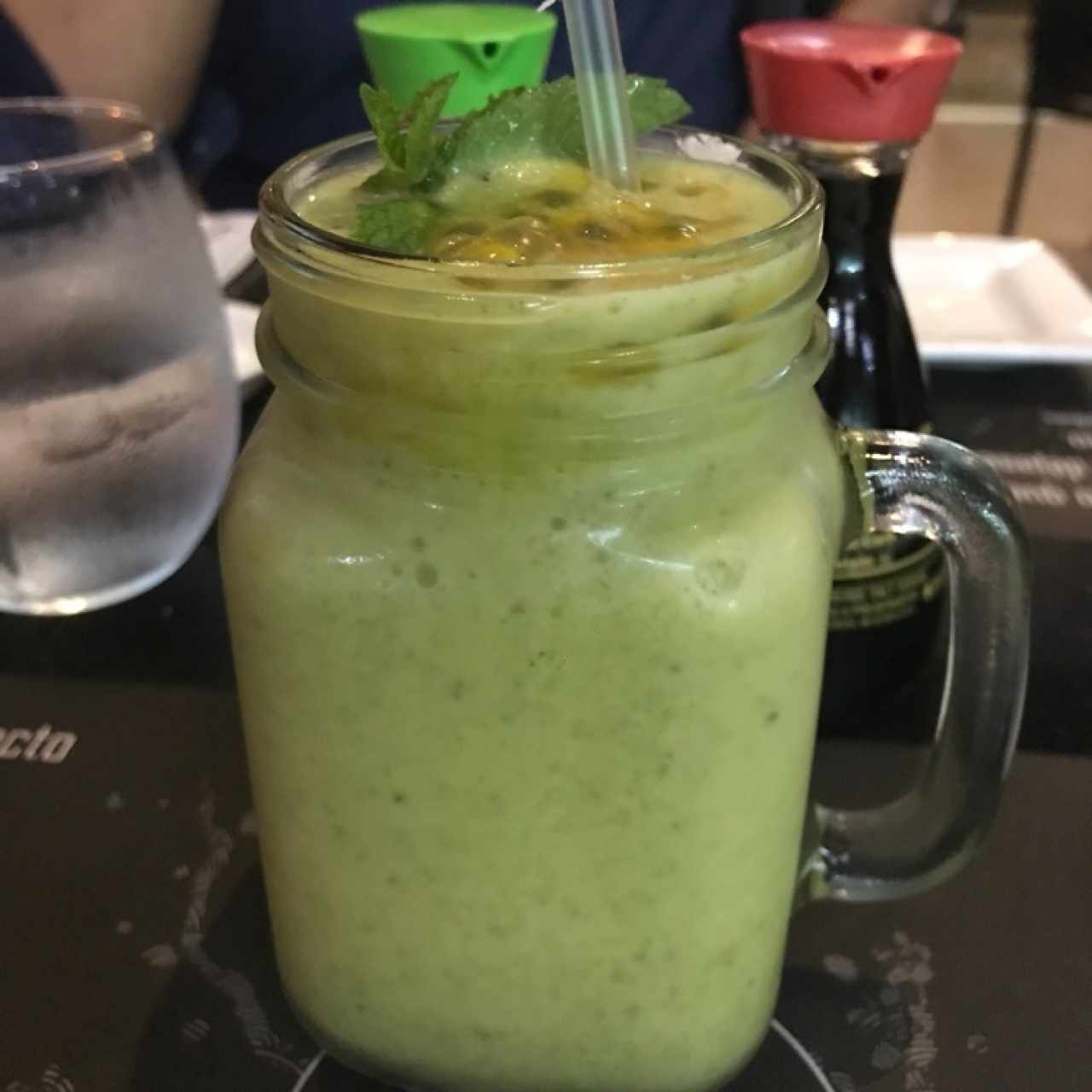 Frosty de piña, maracuya y yerbabuena