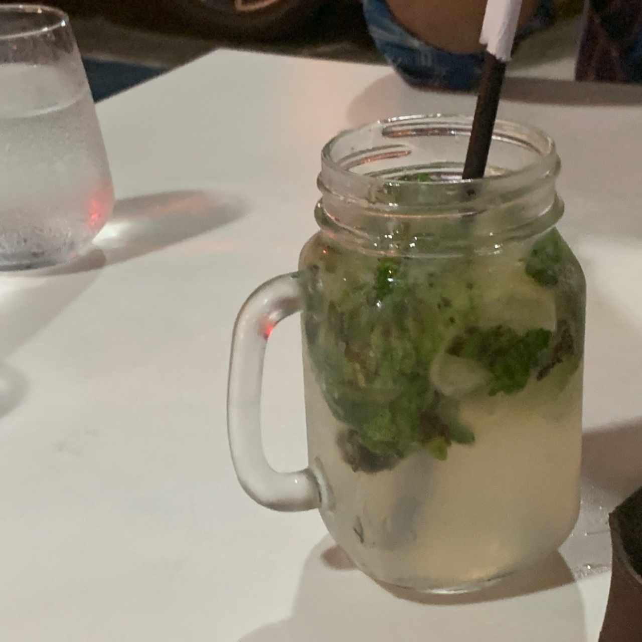 mojito con hierva buena