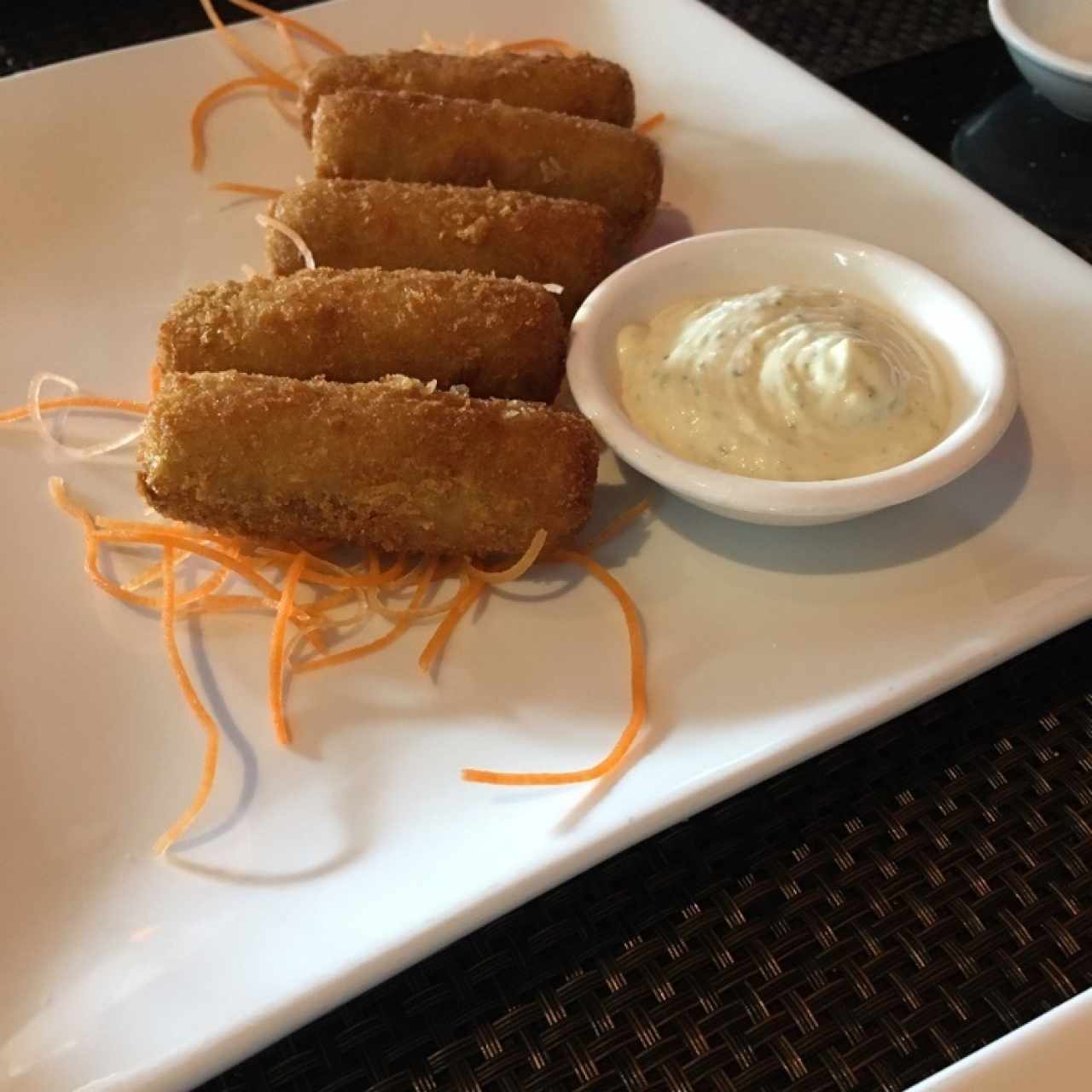 Entradas Calientes - Croqueta de Salmón