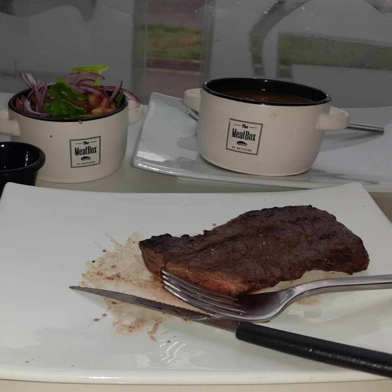 Entraña, ensalada y sopita de lentejas