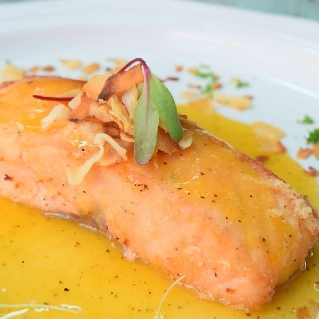 SALMON APANADO CON COCO Y SALSA DE MARACUYA