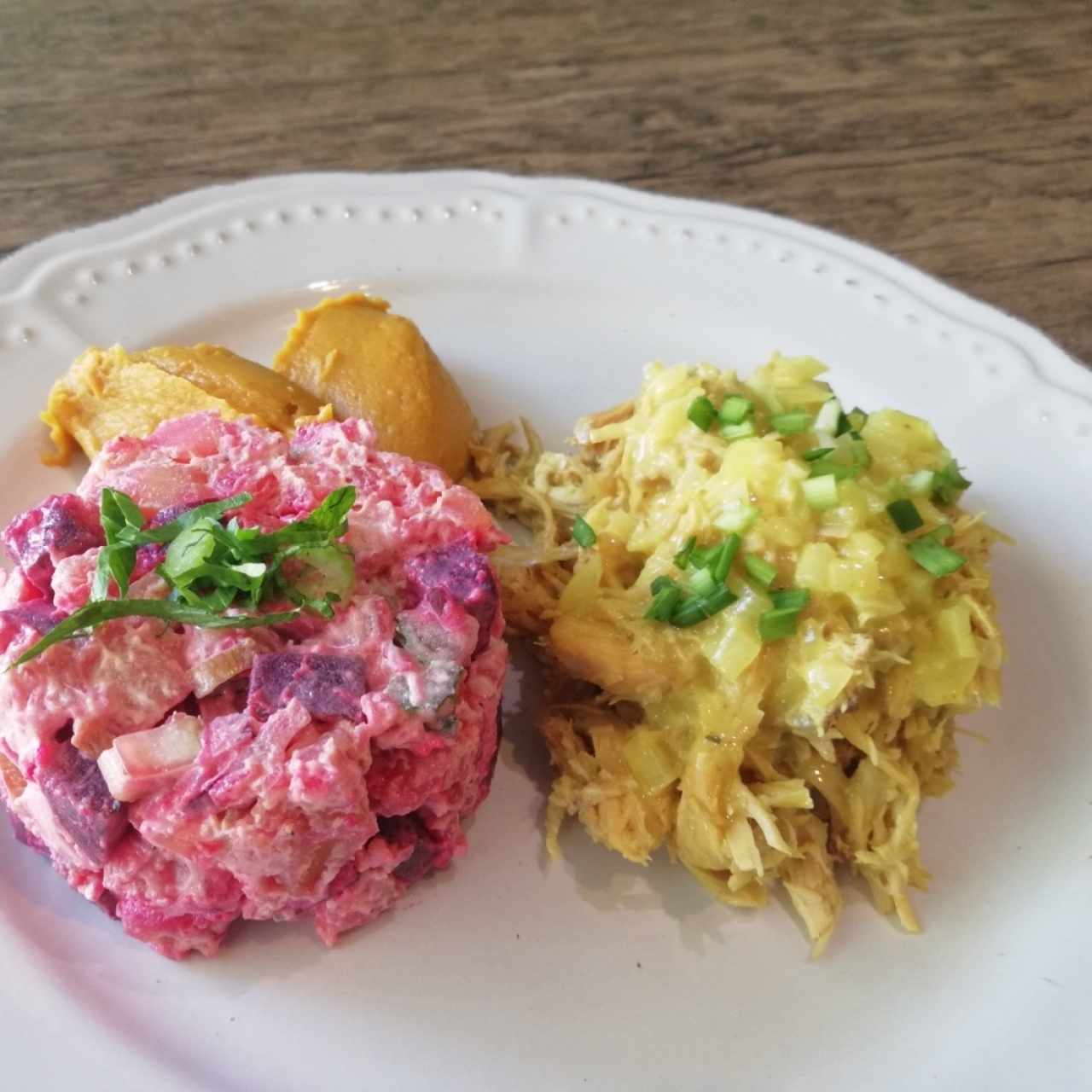 Pollo en salsa de curry y limón y ensalada de feria