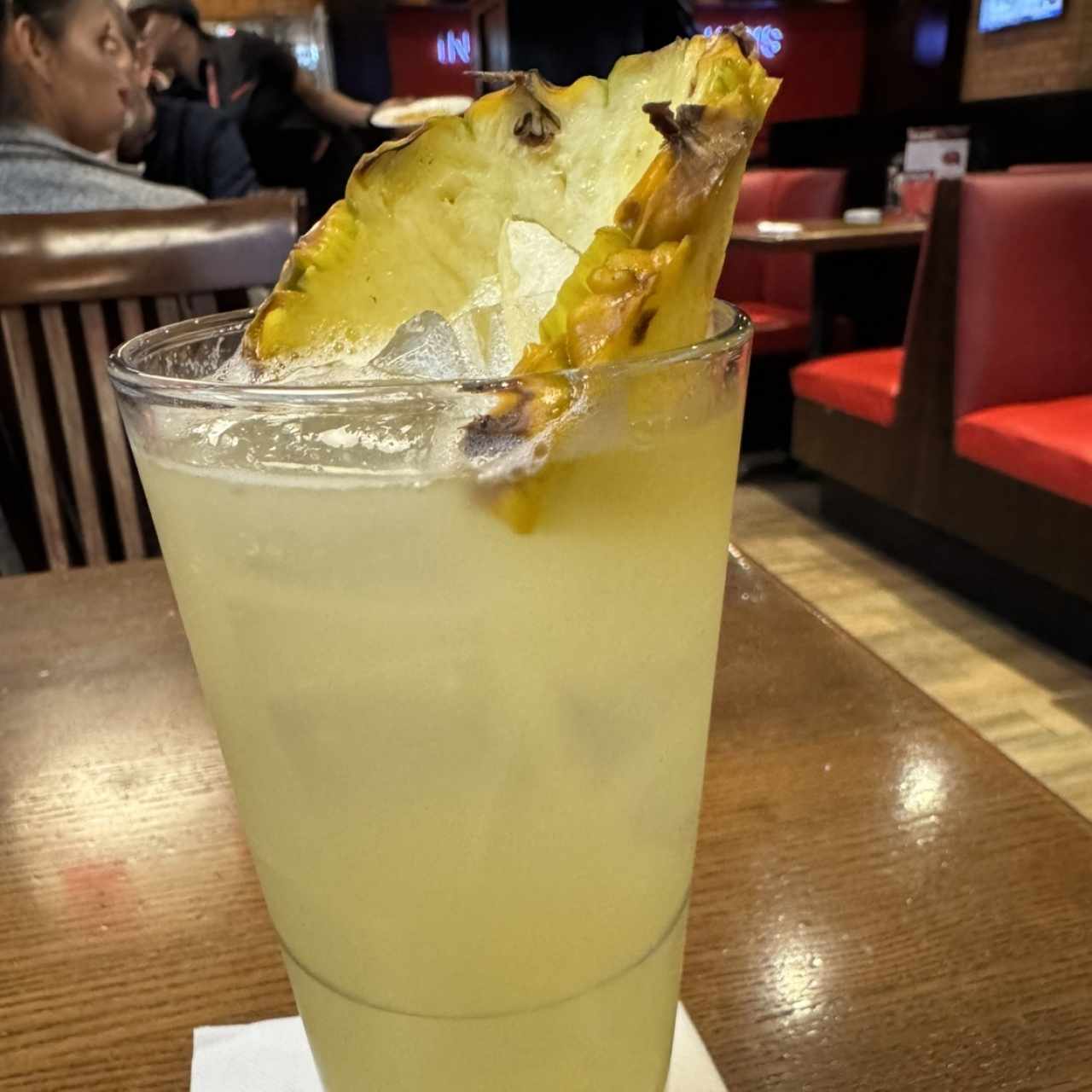 Coctel de vodka con piña y coco