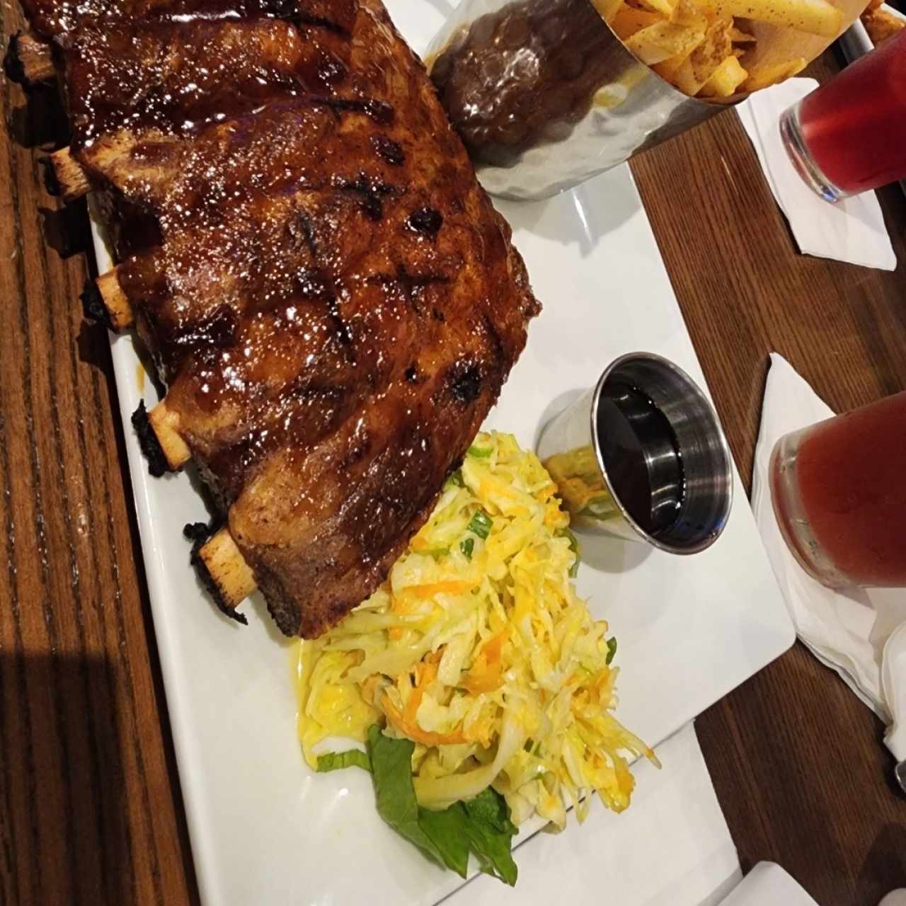 costillas con ensalada coleslaw
