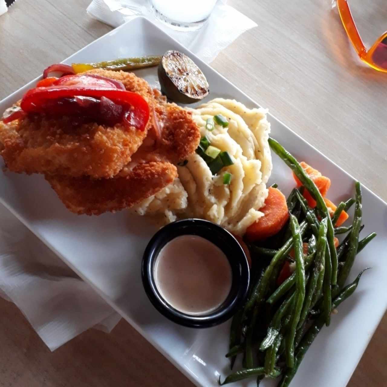 pollo relleno de queso servido con pure de papas y vegetales