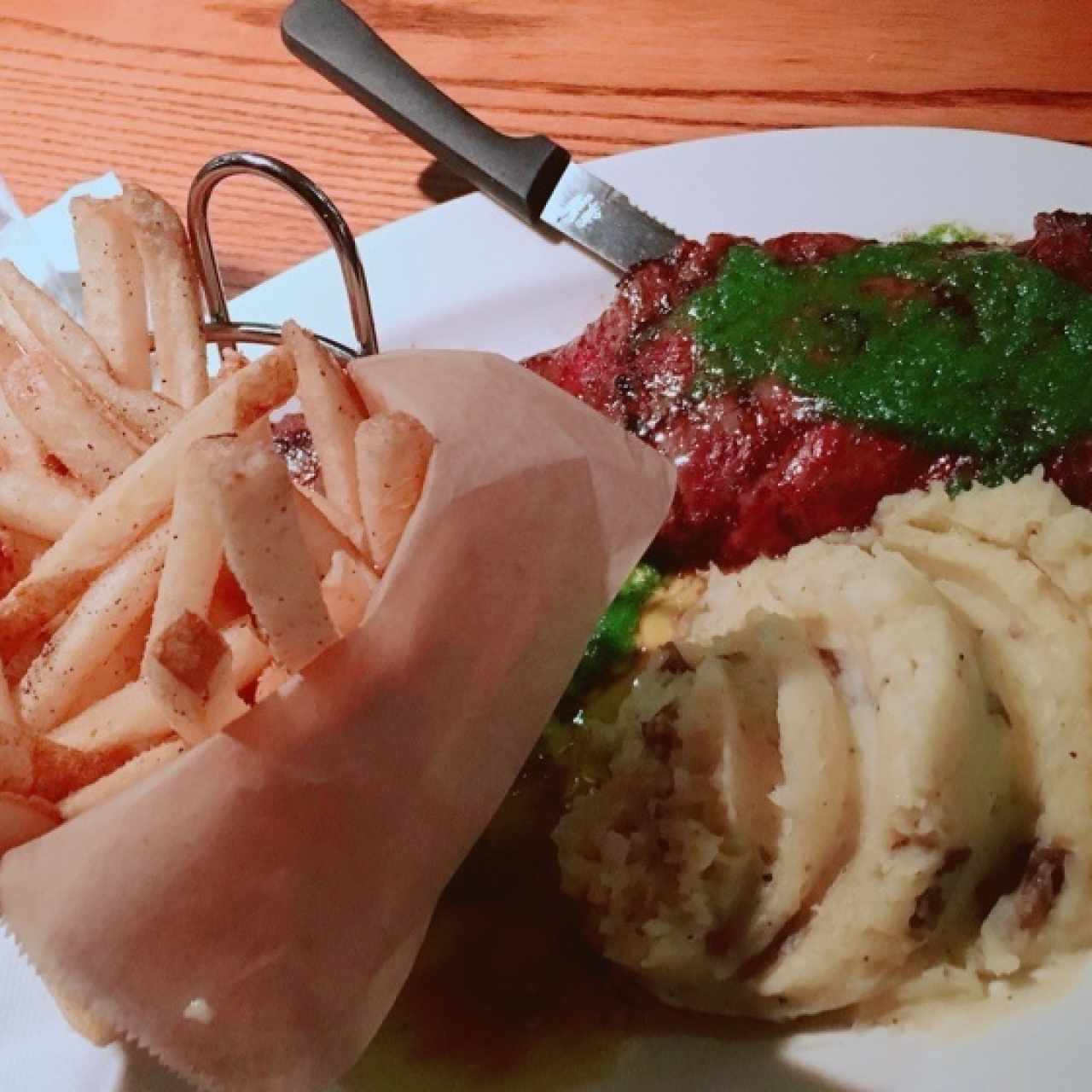 Entraña con puré y papas