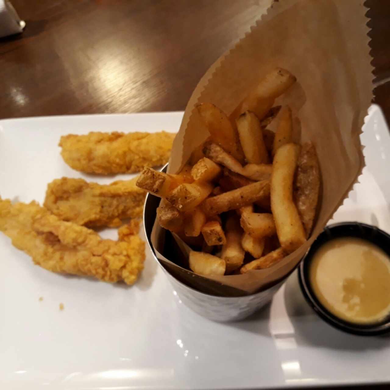 Menú de niño. Chicken Fingers con papitas y honey mustard