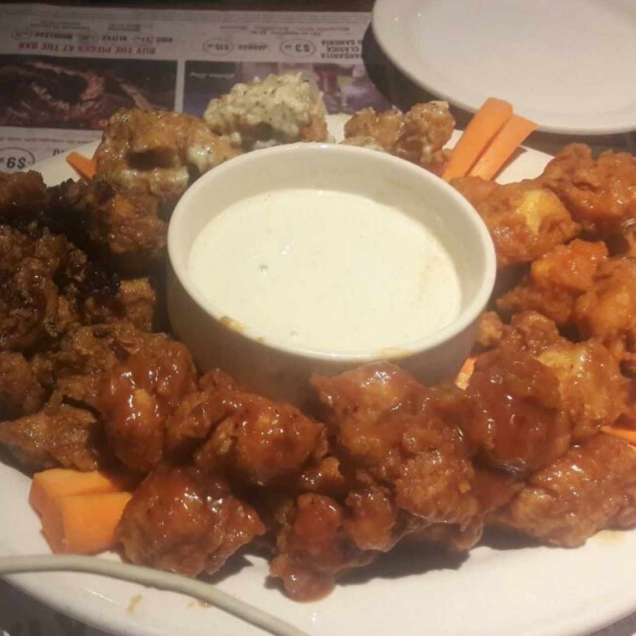 Boneless Platter (bañadas en salsas Signature Glaze, Garlic Parmesan, Buffalo y BBQ).