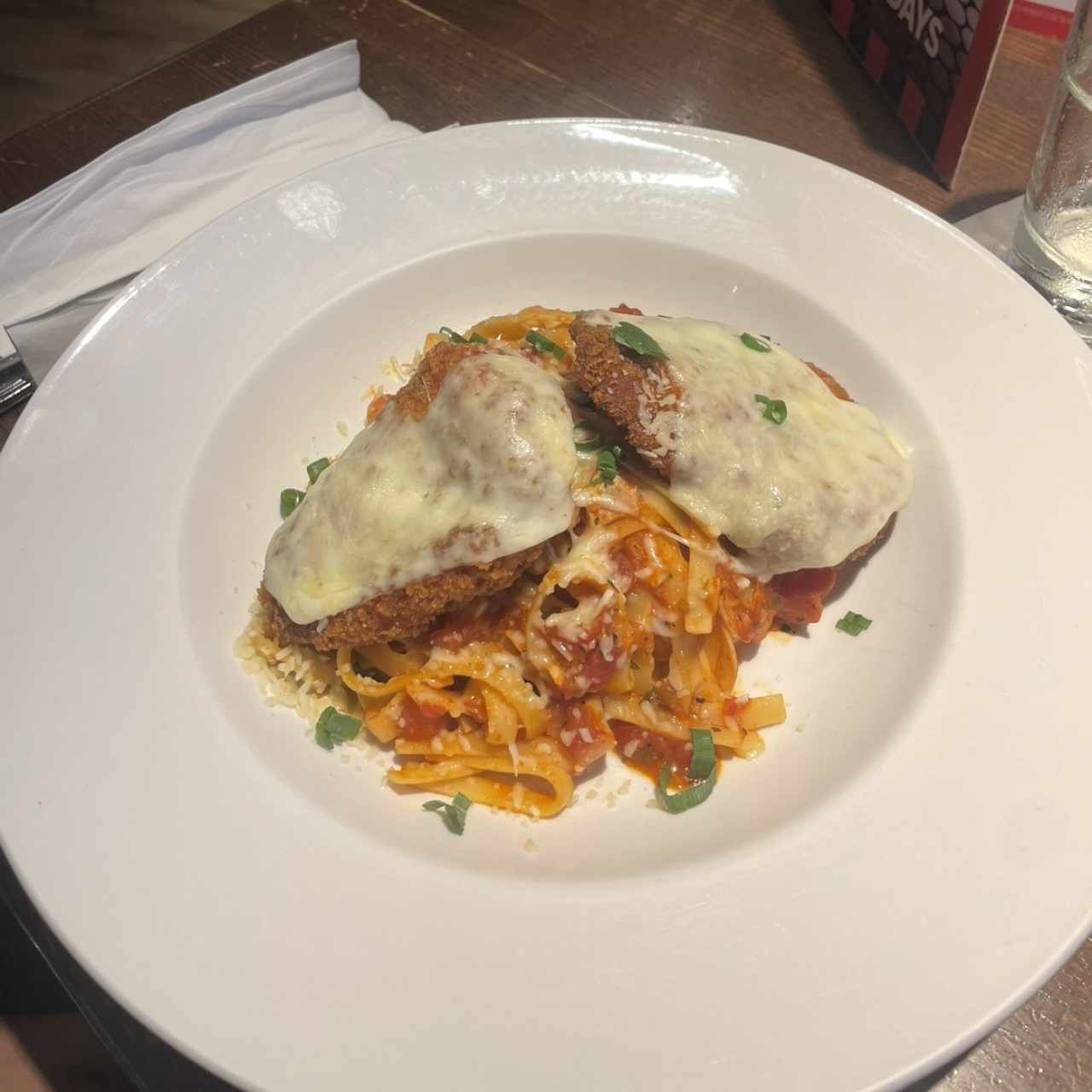 Pasta con milanesa de pollo
