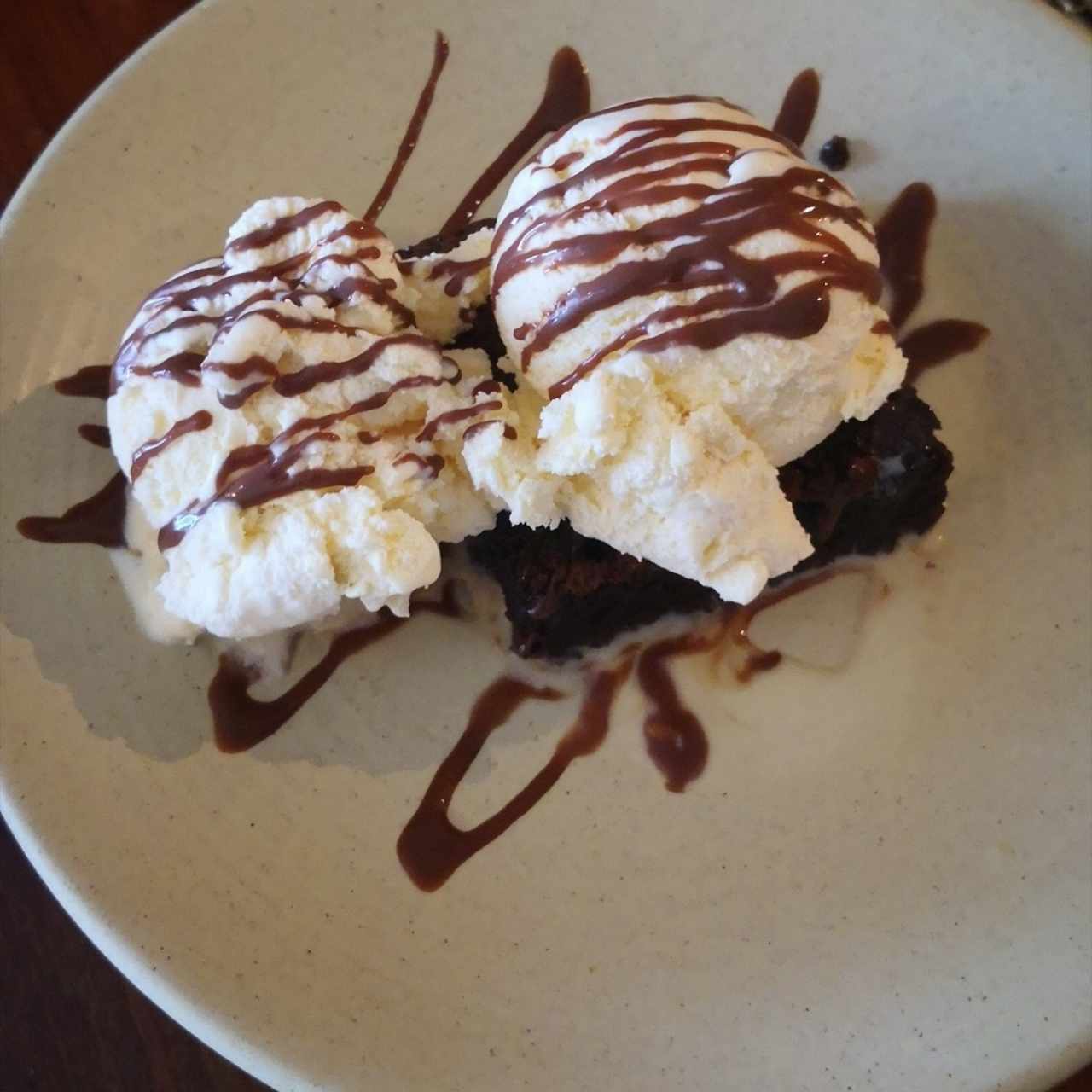 Brownie con helados 