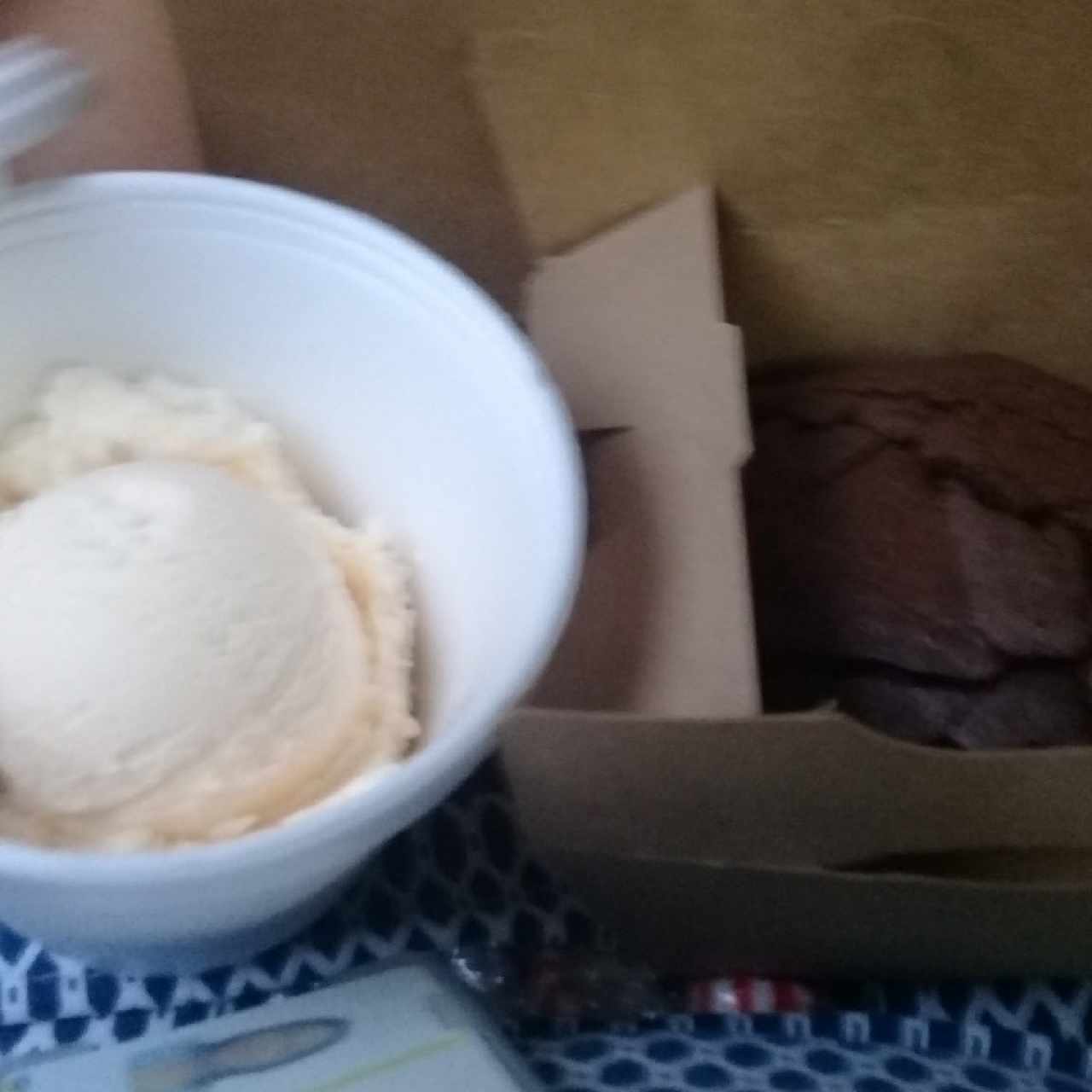 postre braunie con helado