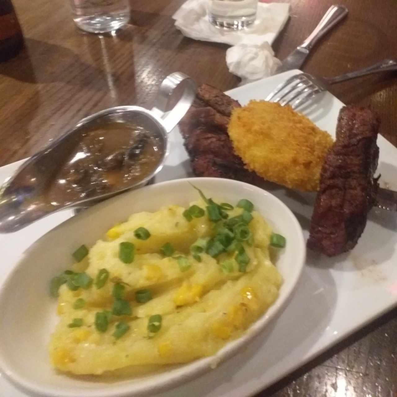 medallones de carne con queso apanado, salsa de hongos y puré de papas