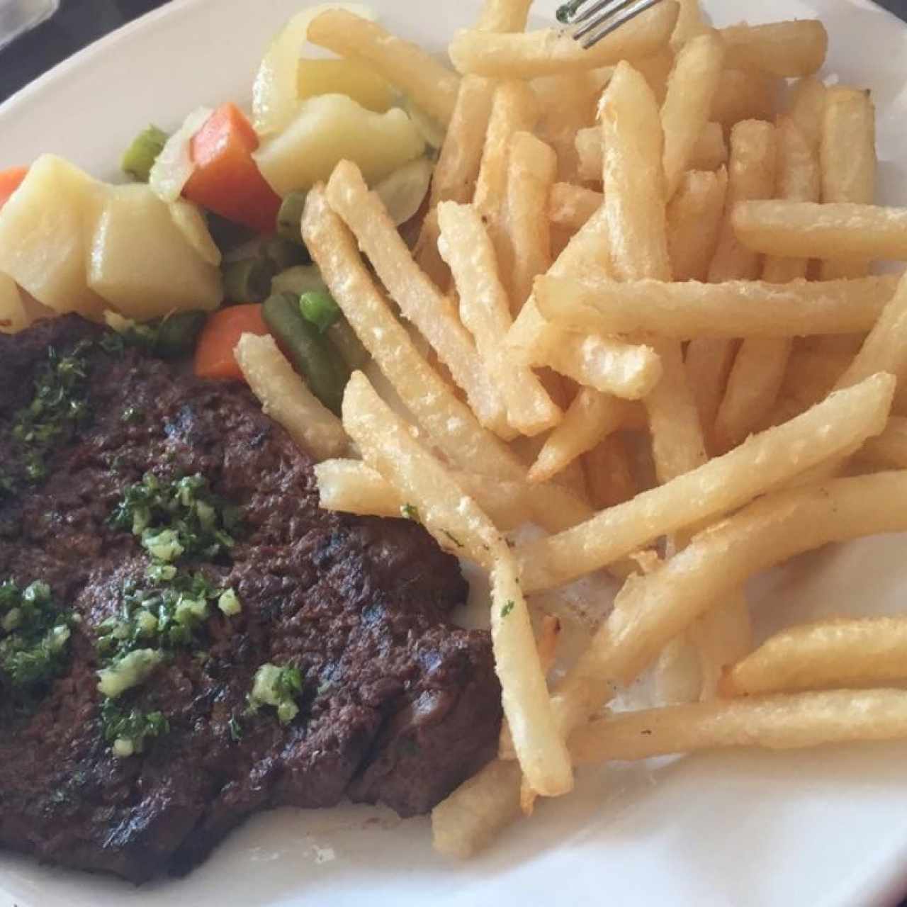 filete de res a la plancha con papas fritas