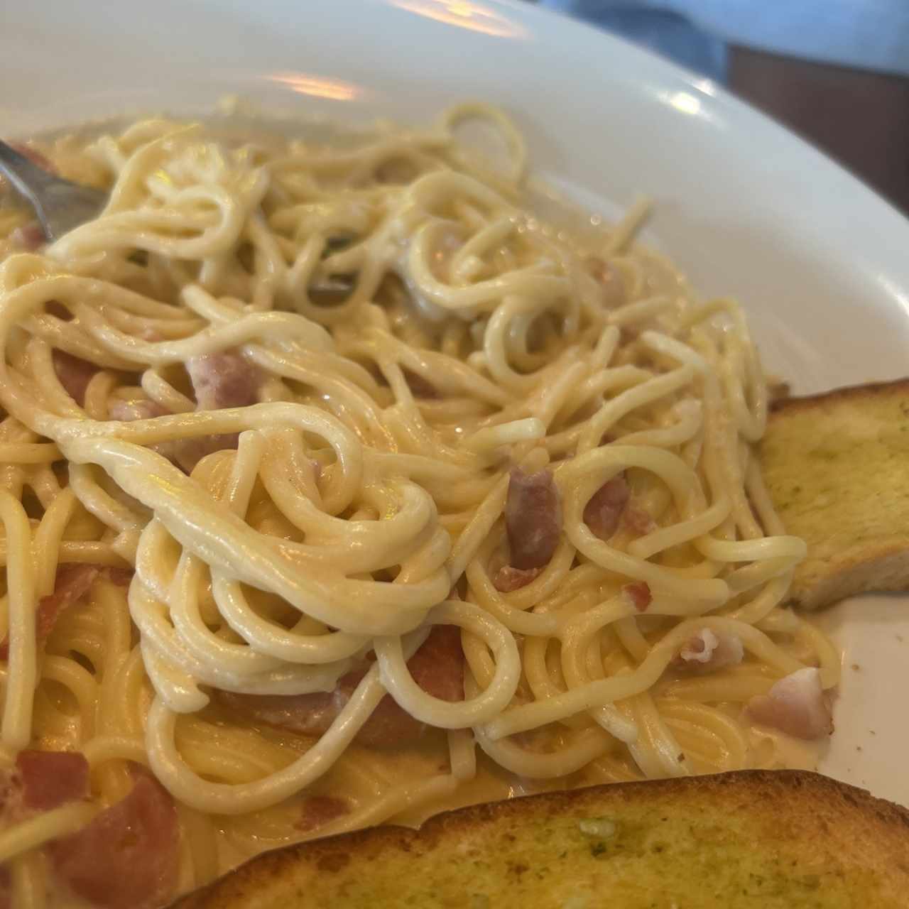 Espaguettis con Pollo, Lomo, Boloñesa, Albóndigas, Alfredo con Jamón o Carbonara
