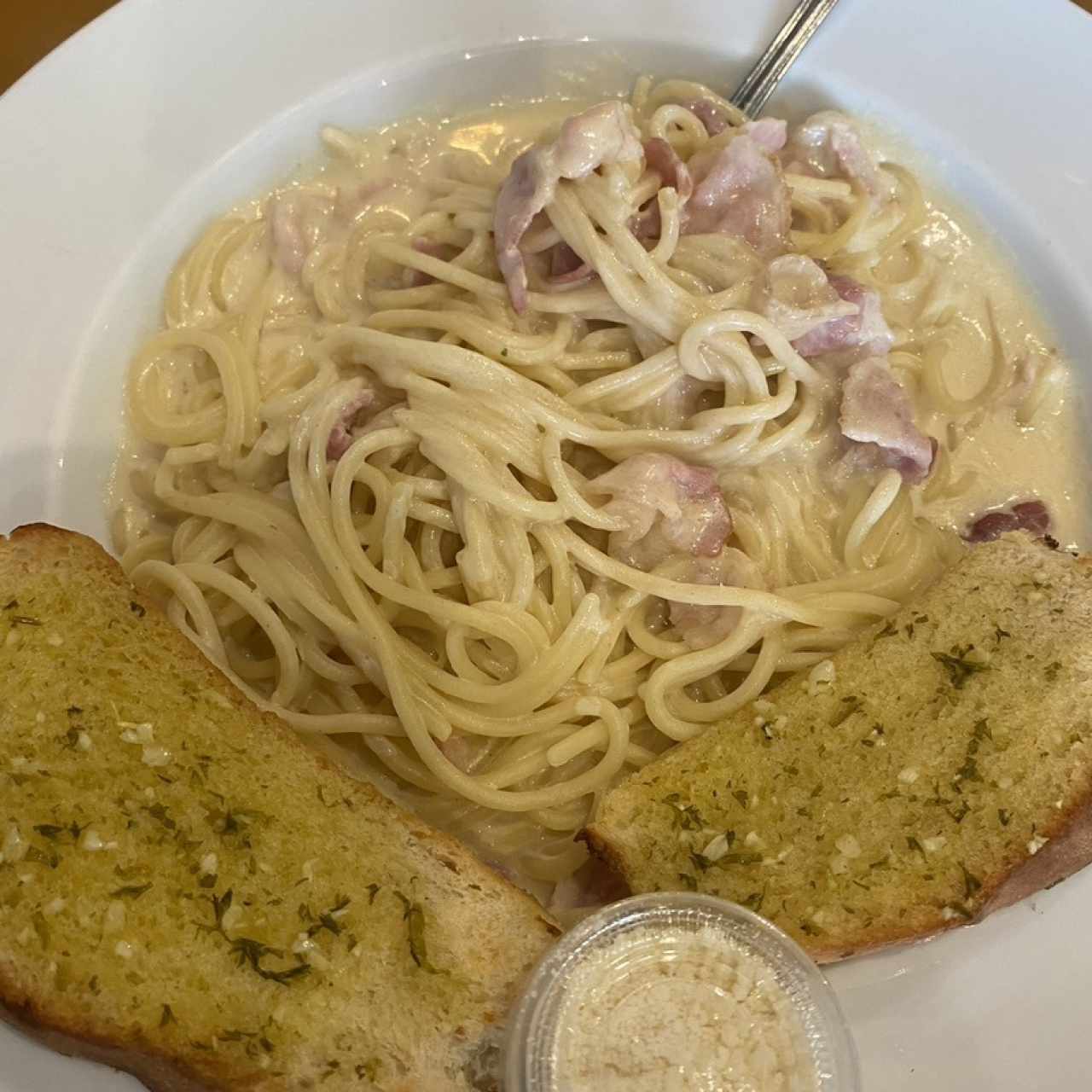 Espaguettis con Pollo, Lomo, Boloñesa, Albóndigas, Alfredo con Jamón o Carbonara