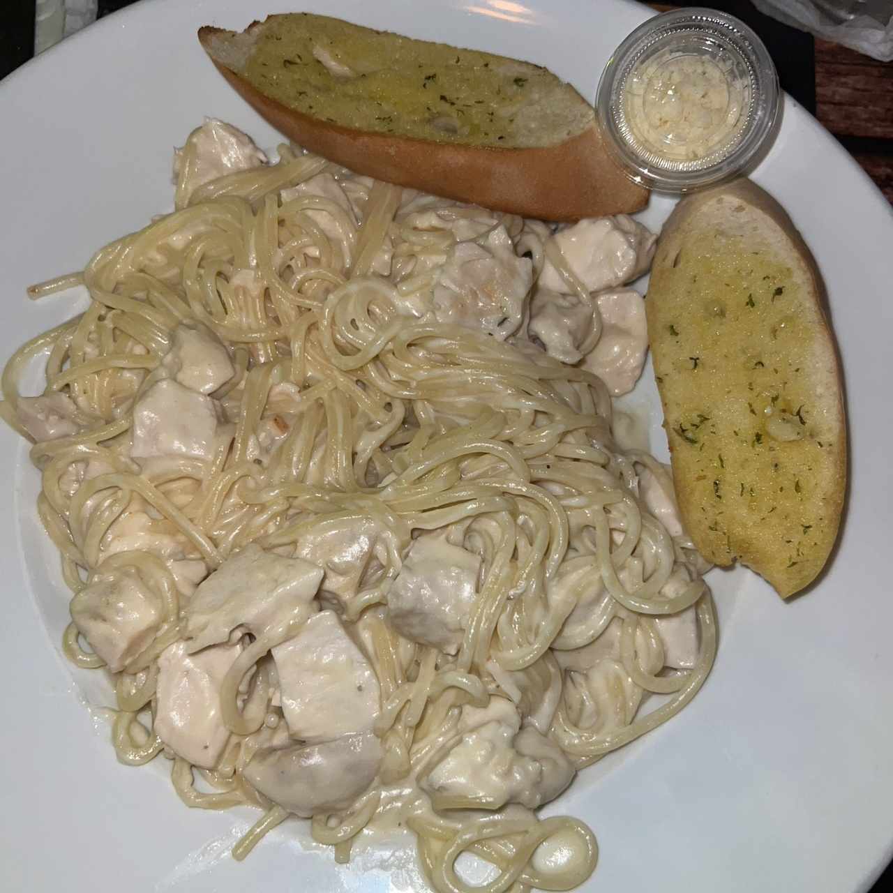Espaguettis con Pollo, Lomo, Boloñesa, Albóndigas, Alfredo con Jamón o Carbonara