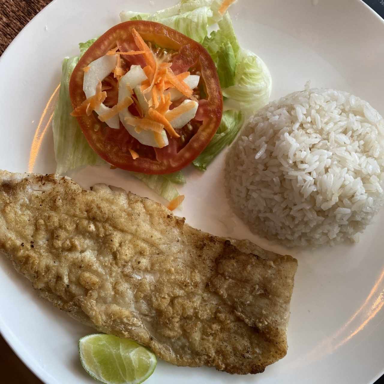 Filete de corvina a la Plancha, al Ajillo, a la Criolla o Apanada