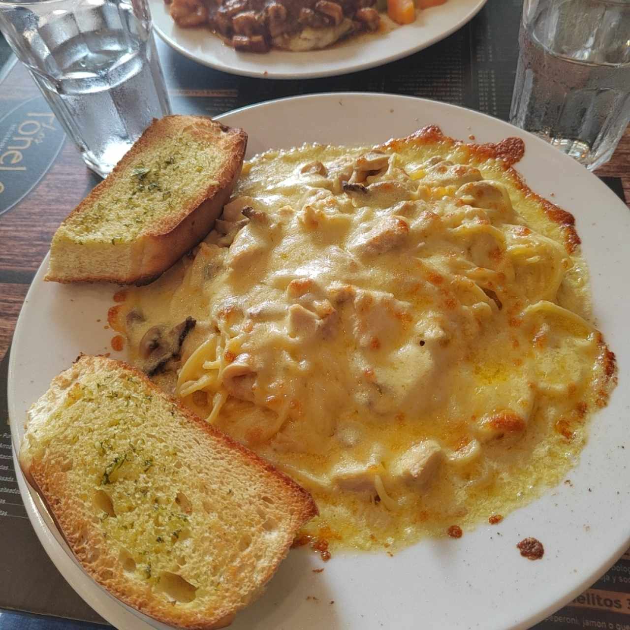 Spaguetti en salsa Alfredo con pollo y hongos gratinado 