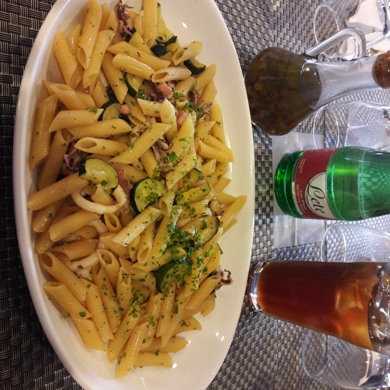 Penne con pulpo y zucchini al oleo