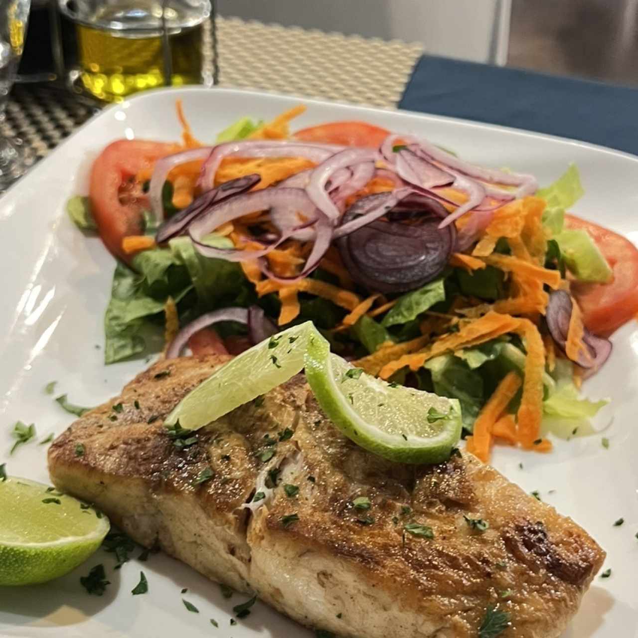Filete de Corvina a la Plancha con ensalada Mixta