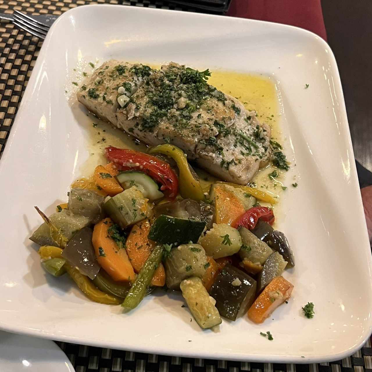 filete de corvina al Ajillo con vegetales