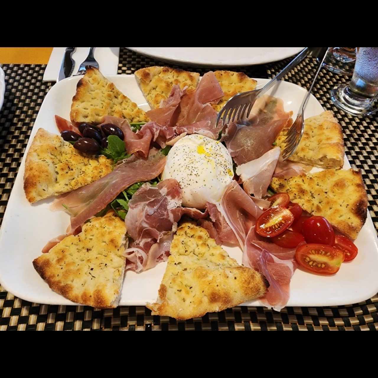 Entrada de Burrata y Jamón Serrano 