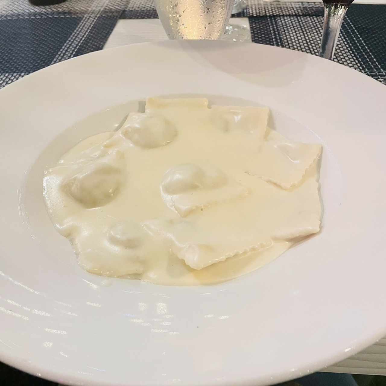 Ravioli de Carne en Salsa blanca