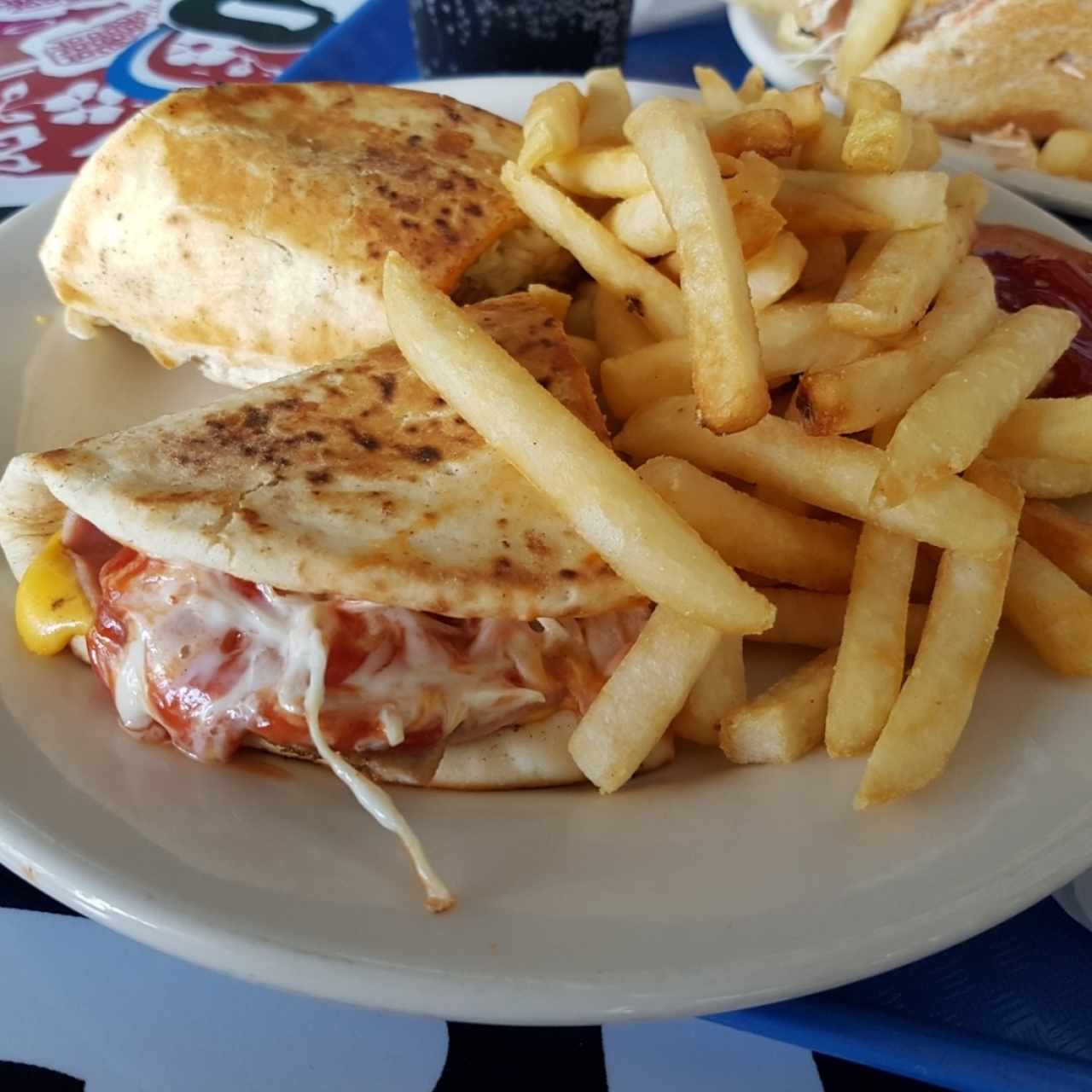Emparedado combinación en pan pita