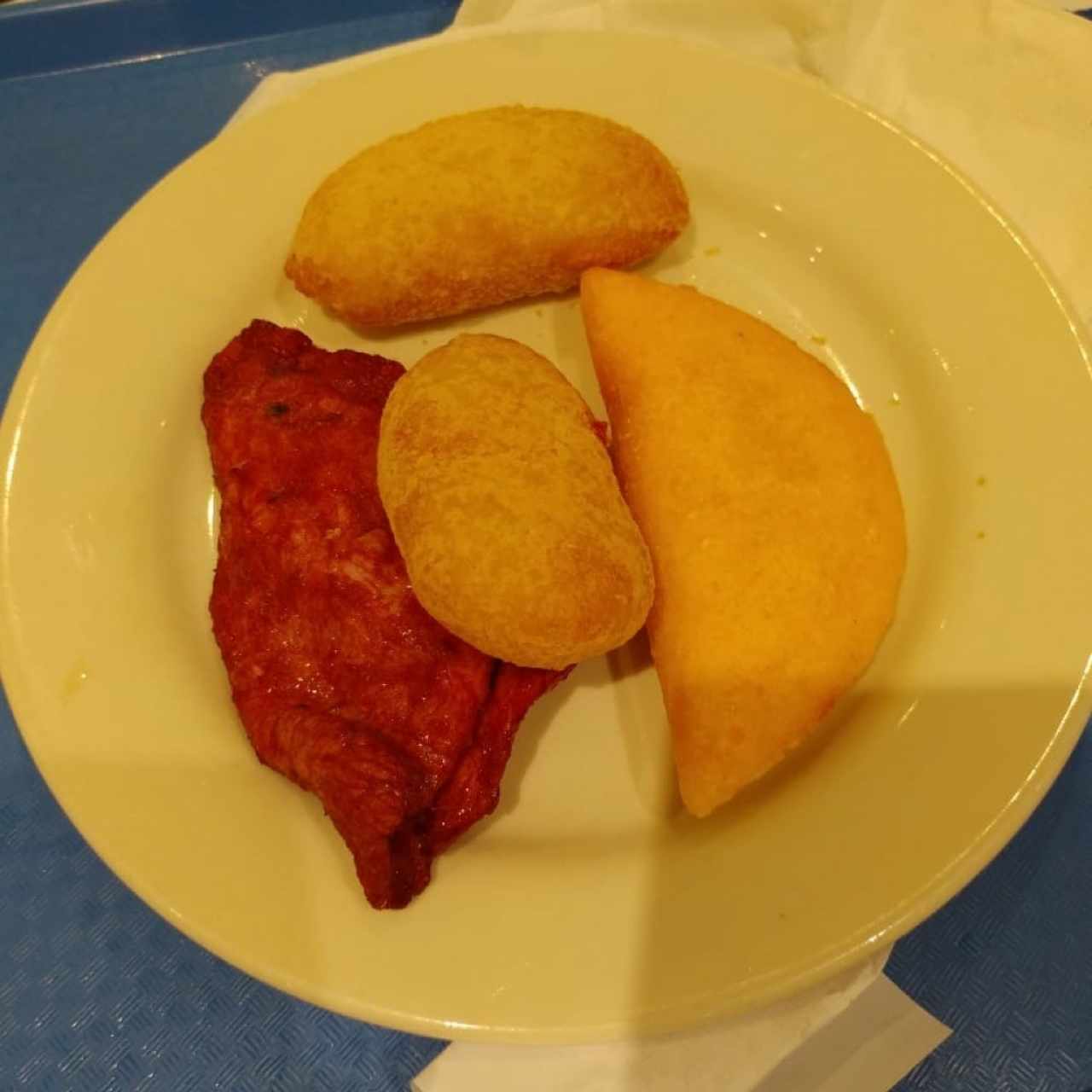 Tasajo, Carimañolas y Empanada de Carne